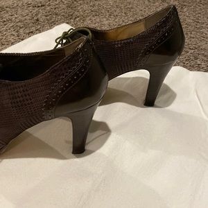 Classic heeled Oxford style shoes